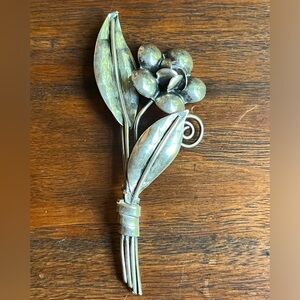 Victorian sterling silver flower bouquet broach early 1900s-excellent condition!